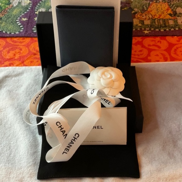 ๐๐น๐ CHANEL PASSPORT COVER ๐๐น๐ NWT ๐๐น๐ - Picture 16 of 16